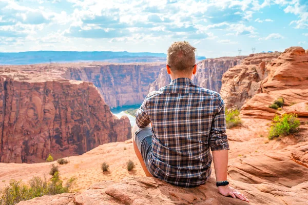 Великолепный Пейзаж Молодой Человек Красных Скалах Видом Реку Колорадо Аризона — стоковое фото