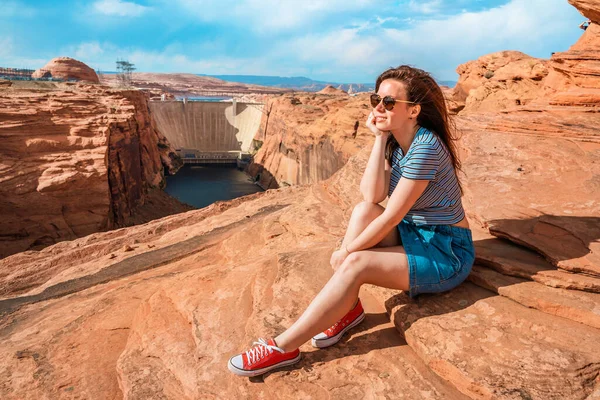 Ung Kvinna Står Med Utsikt Över Bron Vid Glen Canyon — Stockfoto