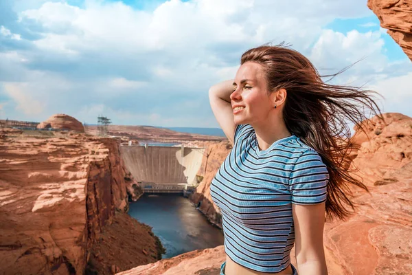 Μια Νεαρή Γυναίκα Στέκεται Θέα Γέφυρα Στο Glen Canyon Dam — Φωτογραφία Αρχείου