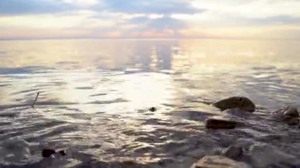 4K视频 平静的落日在河上 自然的背景和前方的焦点 — 图库视频影像