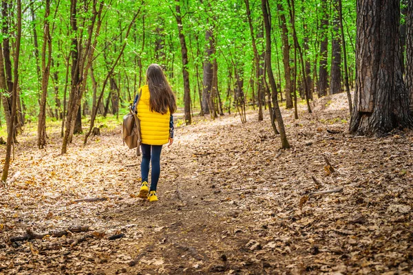 Mała Dziewczynka Plecakiem Spaceruje Wiosennym Lesie Czas Relaksu Pojęcie Zdrowia — Zdjęcie stockowe