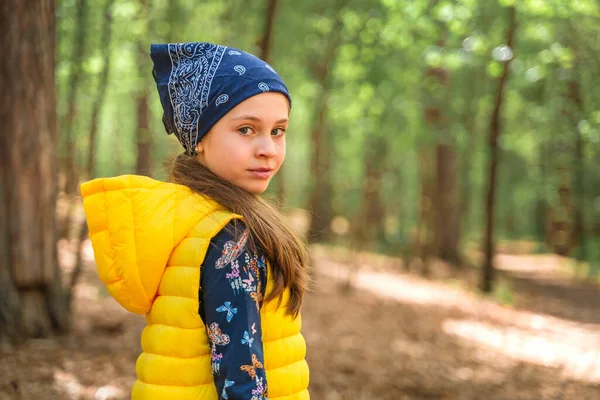 Portret Dziewczynki Wiosennym Zielonym Lesie — Zdjęcie stockowe