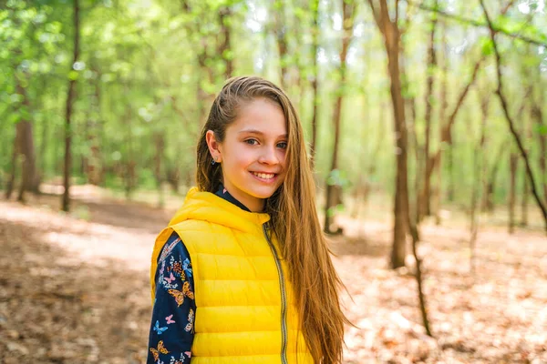 Portret Dziewczynki Wiosennym Zielonym Lesie — Zdjęcie stockowe