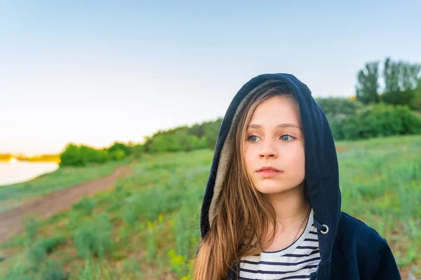 Piccola Ragazza Adolescente Triste Seduta Natura Concetto Problemi Adolescenziali Salute — Foto Stock