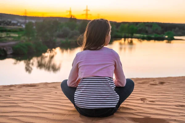 Liten Flicka Barn Som Sitter Yoga Poserar Solnedgången Framför Sjön — Stockfoto