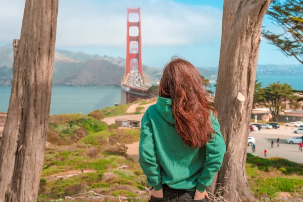 Bakre Över Ung Brunett Kvinna Njuter Utsikt Över Golden Gate — Stockfoto