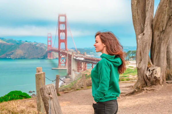 Bakre Över Ung Brunett Kvinna Njuter Utsikt Över Golden Gate — Stockfoto