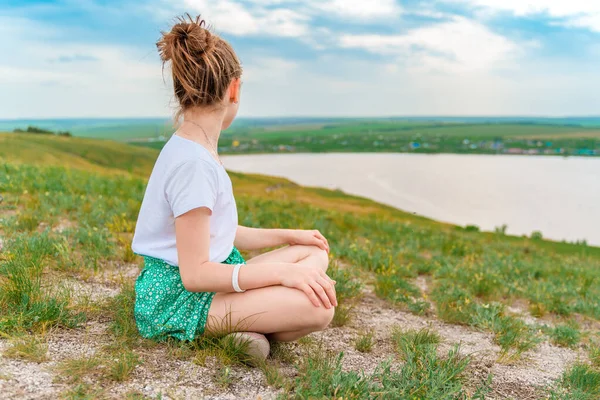 Widok Tyłu Dziewczynki Dziecko Siedzi Zielonej Łące Pięknym Widokiem Wzgórza — Zdjęcie stockowe