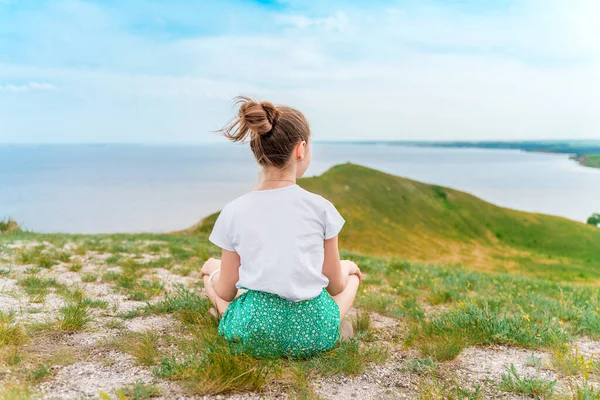 Widok Tyłu Dziewczynki Dziecko Siedzi Zielonej Łące Pięknym Widokiem Wzgórza — Zdjęcie stockowe