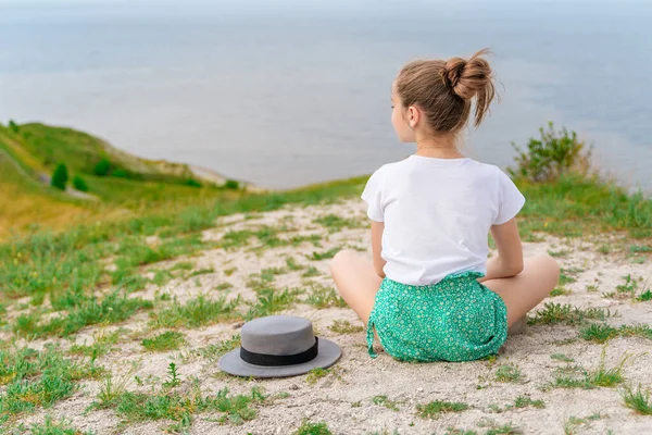 Rear View Little Girl Child Sitting Green Meadow Delightful View — Stock Photo, Image