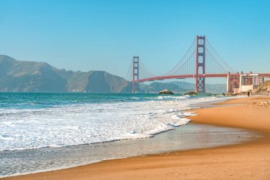 Golden Gate Köprüsü ve San Francisco plajı, güzel bir kartpostal manzarası.