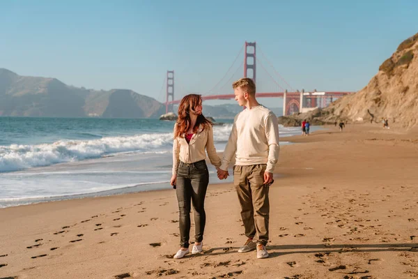 Young Couple Love Man Woman Embrace Beach Front Golden Gate — Stock Photo, Image
