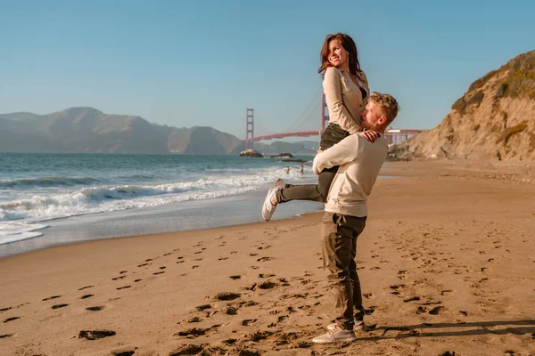 Young Couple Love Man Woman Embrace Beach Front Golden Gate — Stock Photo, Image