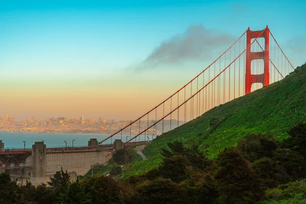 Increíble Vista Del Famoso Puente Red Golden Gate Colorido Cielo —  Fotos de Stock