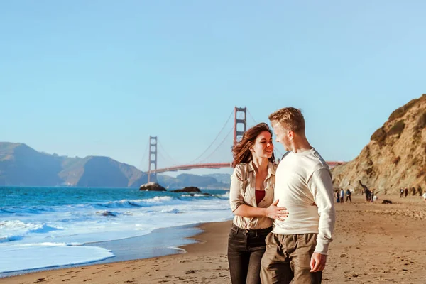 Una Joven Pareja Enamorada Hombre Una Mujer Abrazan Playa Frente —  Fotos de Stock