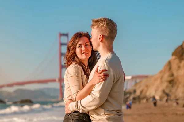 Young Couple Love Man Woman Embrace Beach Front Golden Gate — Stock Photo, Image