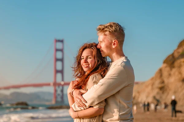 Young Couple Love Man Woman Embrace Beach Front Golden Gate — Stock Photo, Image