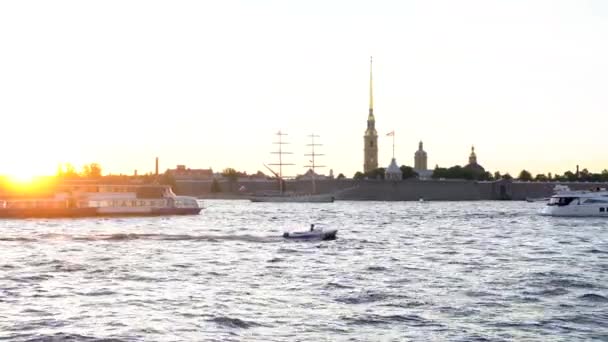 4Kビデオ 日没時に運河沿いをボートで移動し 人気の観光スポットであるピーターとポール要塞を眺めることができます ロシアのサンクトペテルブルク 2021年6月5日 — ストック動画
