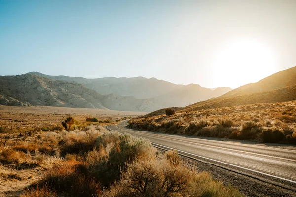 カリフォルニア州の美しい丘陵の風景日没 山の中の道路 — ストック写真