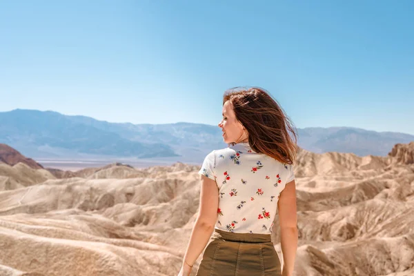 Uma Bela Jovem Meio Uma Paisagem Deserta Death Valley Zabriskie — Fotografia de Stock