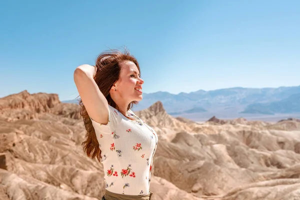 Uma Bela Jovem Meio Uma Paisagem Deserta Death Valley Zabriskie — Fotografia de Stock