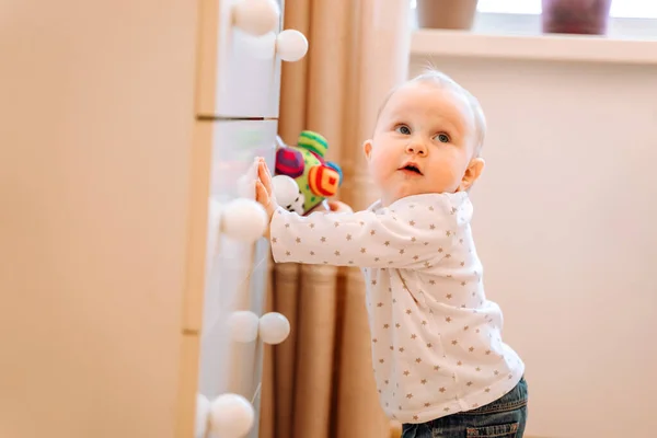 Söt Liten Bebis Hemma Ljust Sovrum — Stockfoto