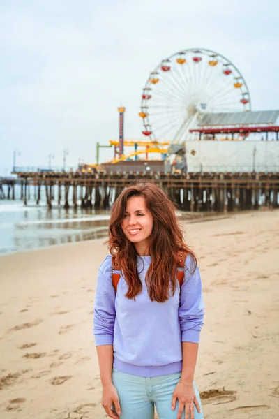 Молода Красива Жінка Йде Пляжі Санта Моніки Лос Анджелес — стокове фото