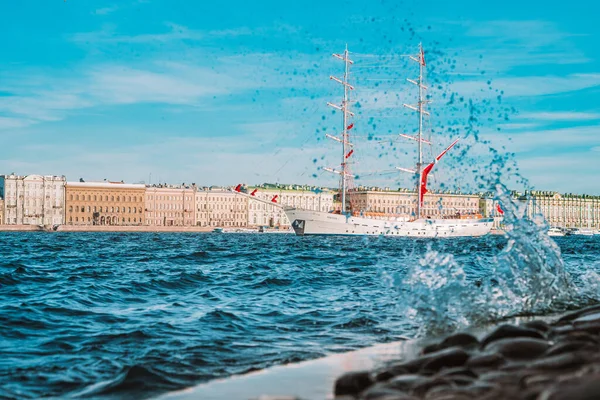 Statek Świętowania Szkarłatnych Żeglarzy Opuszczonymi Żaglami Sankt Petersburgu Skupić Się — Zdjęcie stockowe