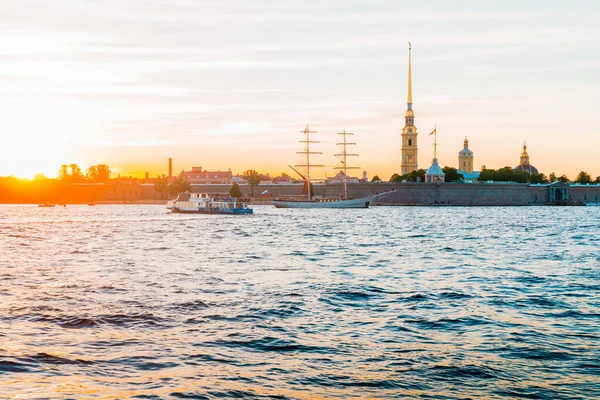 Panoramiczny Widok Piękny Zachód Słońca Nad Rzeką Neva Sankt Petersburgu — Zdjęcie stockowe