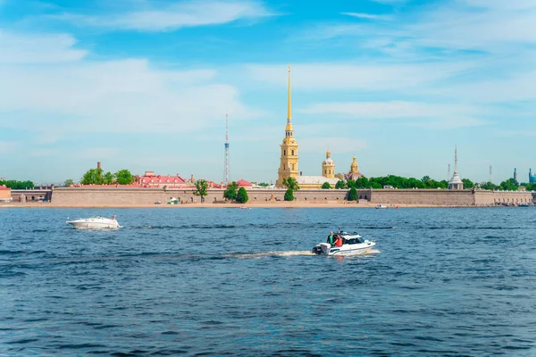Piękny Widok Rzekę Neva Sankt Petersburgu Łodzi Rekreacyjnych Dla Turystów — Zdjęcie stockowe