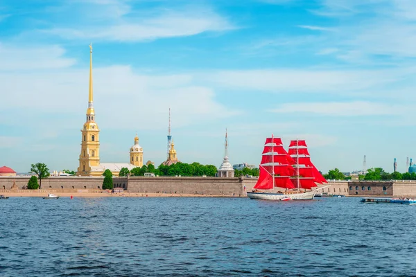 Statek Świętowania Szkarłatnych Żeglarzy Płynie Wzdłuż Rzeki Neva Południu Sankt — Zdjęcie stockowe