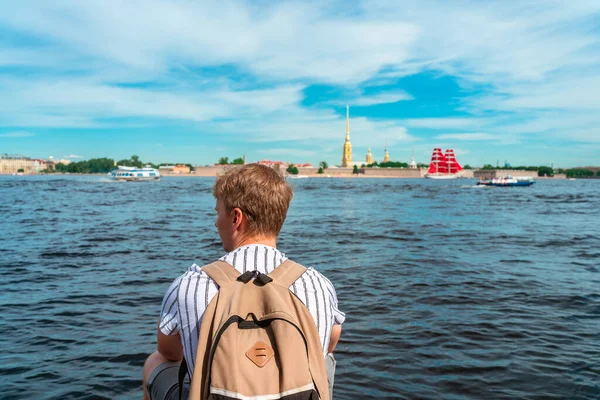 Młody Człowiek Siedzi Nabrzeżu Letni Dzień Sankt Petersburgu Widokiem Rzekę — Zdjęcie stockowe