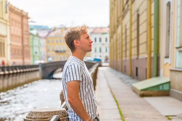 Ung Man Går Genom Stadens Centrum Längs Kanalerna Sommardag Sankt — Stockfoto