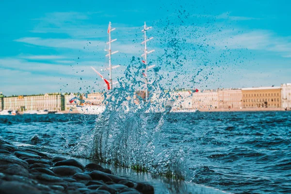Statek Świętowania Szkarłatnych Żeglarzy Opuszczonymi Żaglami Sankt Petersburgu Skupić Się — Zdjęcie stockowe