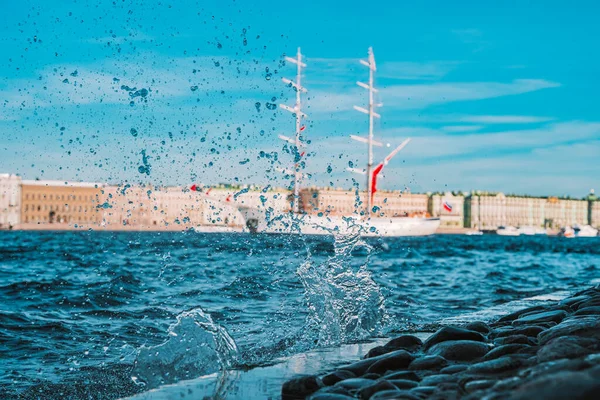 Das Schiff Für Die Feier Von Scarlet Sails Mit Abgesenkten — Stockfoto