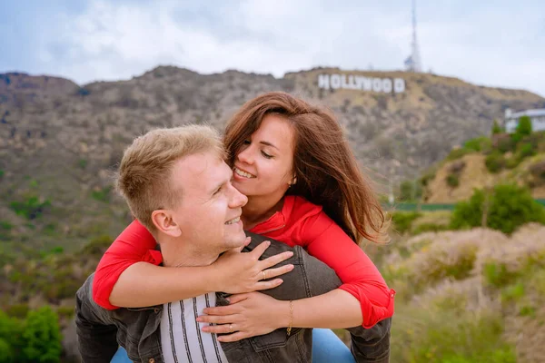 Una Joven Pareja Turistas Hombre Una Mujer Abrazan Hollywood Contra —  Fotos de Stock