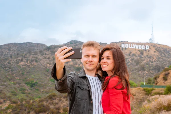 Young Couple Tourists Man Woman Embrace Hollywood Backdrop Hill Famous — Stock Photo, Image