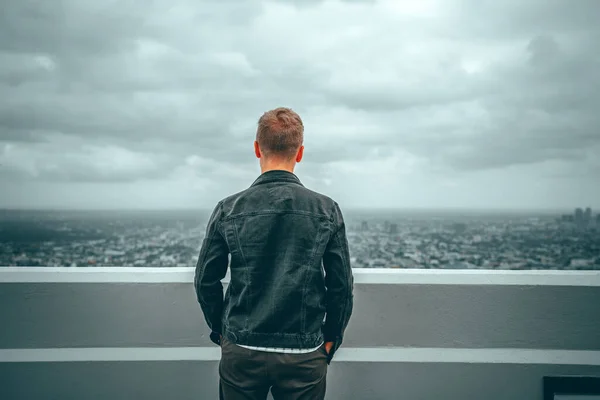 Young Man Enjoys View City Observation Deck Griffith Observatory Los — Stock Photo, Image