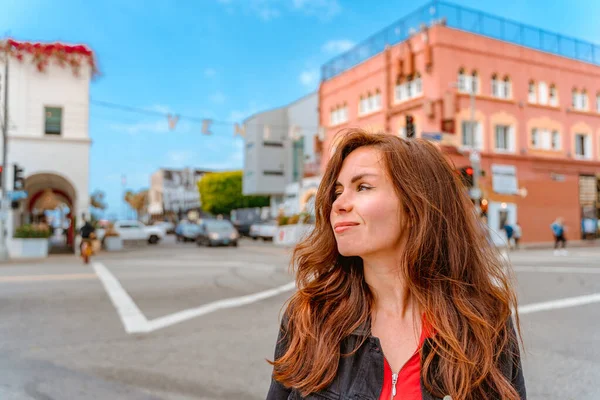 Ung Kvinna Gatan Med Blå Himmel Venice Beach Och Den — Stockfoto