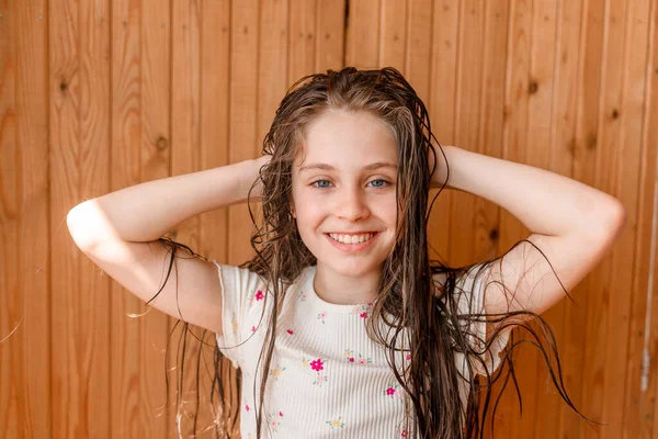 Menina Criança Após Banho Com Cabelo Molhado — Fotografia de Stock
