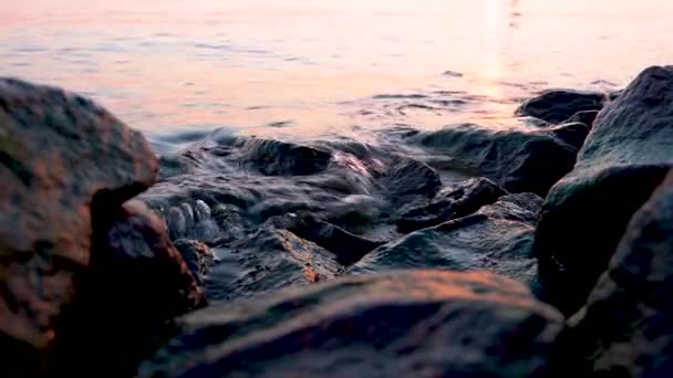 Video Onde Del Mare Battono Rocce Vicino Alla Riva Tramonto — Video Stock