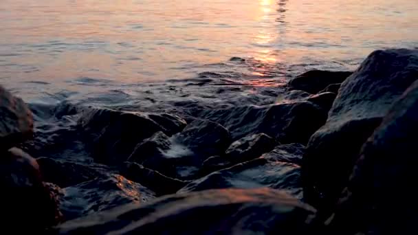 Video Havsvågorna Slog Klipporna Nära Stranden Vid Solnedgången — Stockvideo