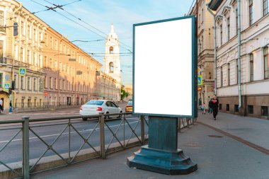  Şehrin caddesindeki ilan panosunun yerleşim planı. Açık hava görüntüsü, metin için yer var. Saint Petersburg, Rusya - 05 Haziran 2021
