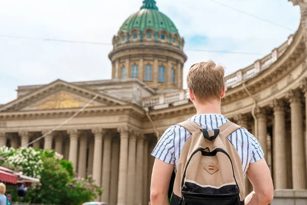 Hátsó Kilátás Fiatal Férfi Sétál Városközponton Téren Kazan Katedrális Szentpéterváron — Stock Fotó