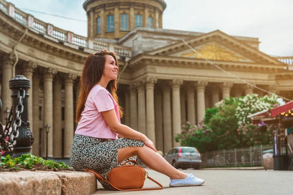 Egy Fiatal Gyönyörű Sétál Városközponton Szentpétervári Kazan Katedrális Terén — Stock Fotó