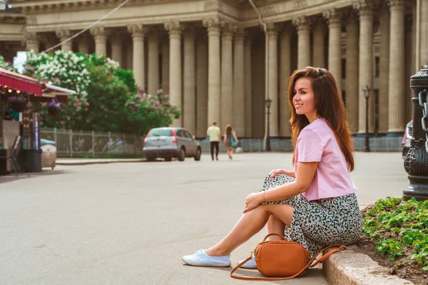 Una Joven Hermosa Mujer Camina Por Centro Ciudad Plaza Catedral — Foto de Stock