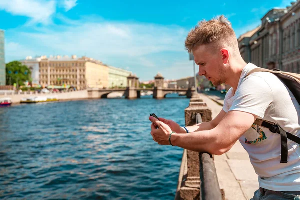 Händerna Ung Man Som Håller Mobiltelefon Över Floden Vallen Sankt — Stockfoto