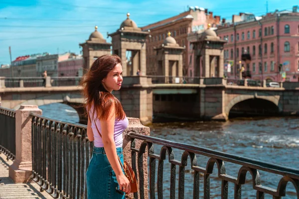 Gyönyörű Fiatal Töltés Közepén Szentpéterváron — Stock Fotó