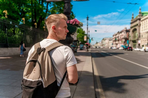 Ung Man Med Blont Hår Och Ryggsäck Går Mitt Gatan — Stockfoto