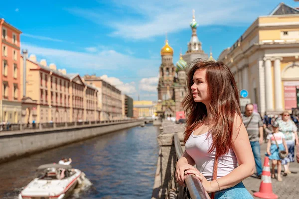 Gyönyörű Fiatal Töltésen Kilátással Megváltó Templomára Kiömlött Véren Szentpéterváron — Stock Fotó